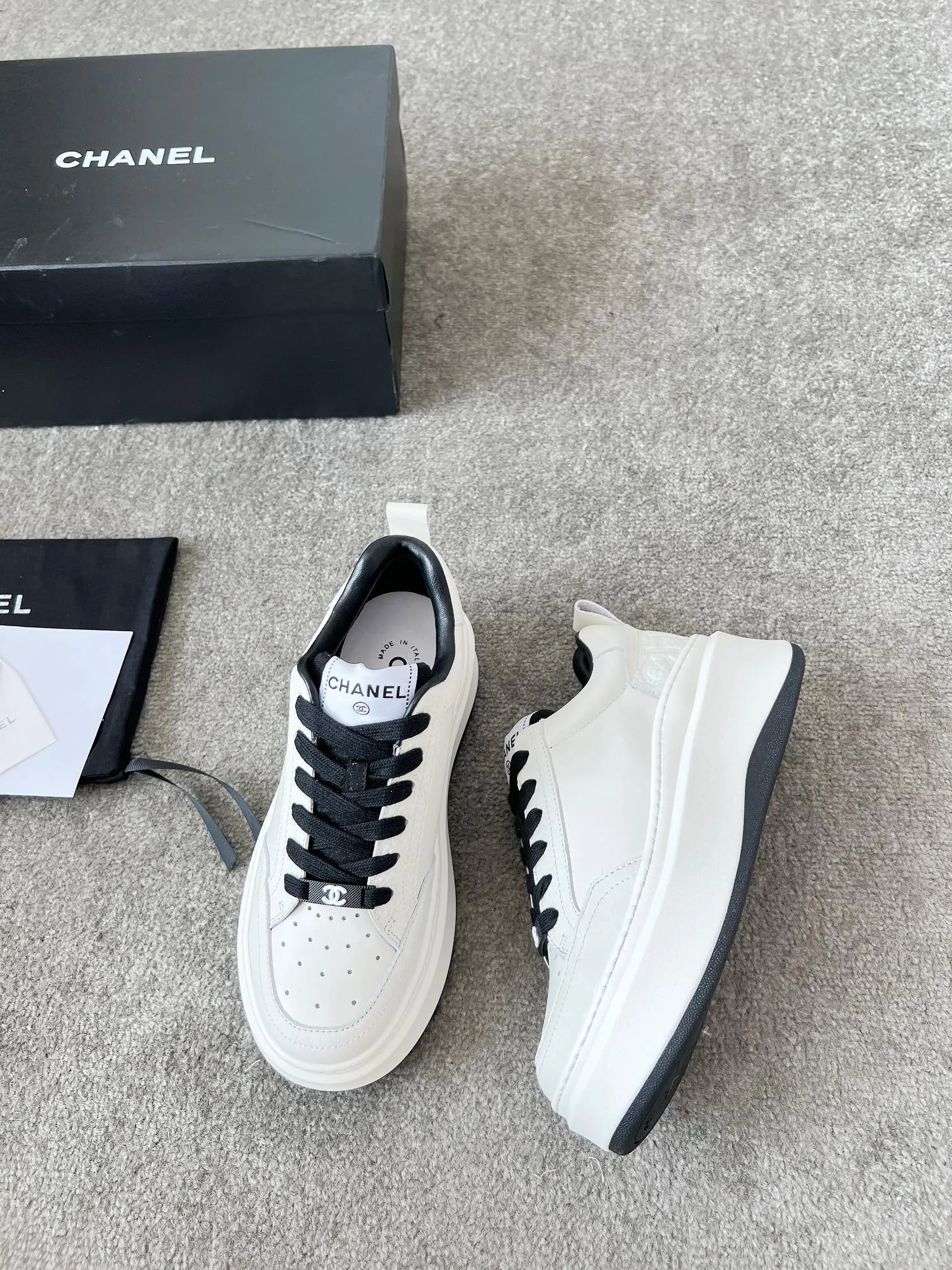 👟👟Ex-factory price 540👟👟 Super popular Chanel Chanel 2025 new casual sports shoes and sneakers. Hard to find in the counter. Super beautiful color. Very versatile. Super comfortable. Full of small fragrance. Classic, durable and versatile. The upper is made of spliced materials. Genuine cowhide, sheepskin lining, original pU+Tpa sole, good resilience. Wear light, white, white and black, white and pink code number: 35-40